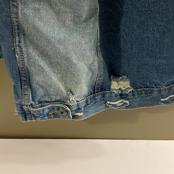 Fashion nova small oversized Jean jacket distressed - Picture 5 of 8